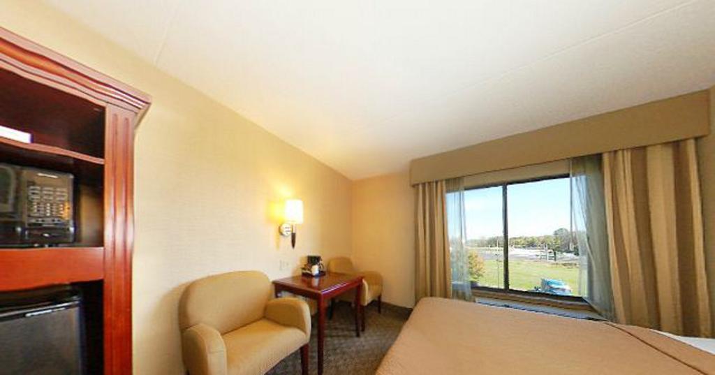 Quality Inn & Suites Бенсалем Экстерьер фото