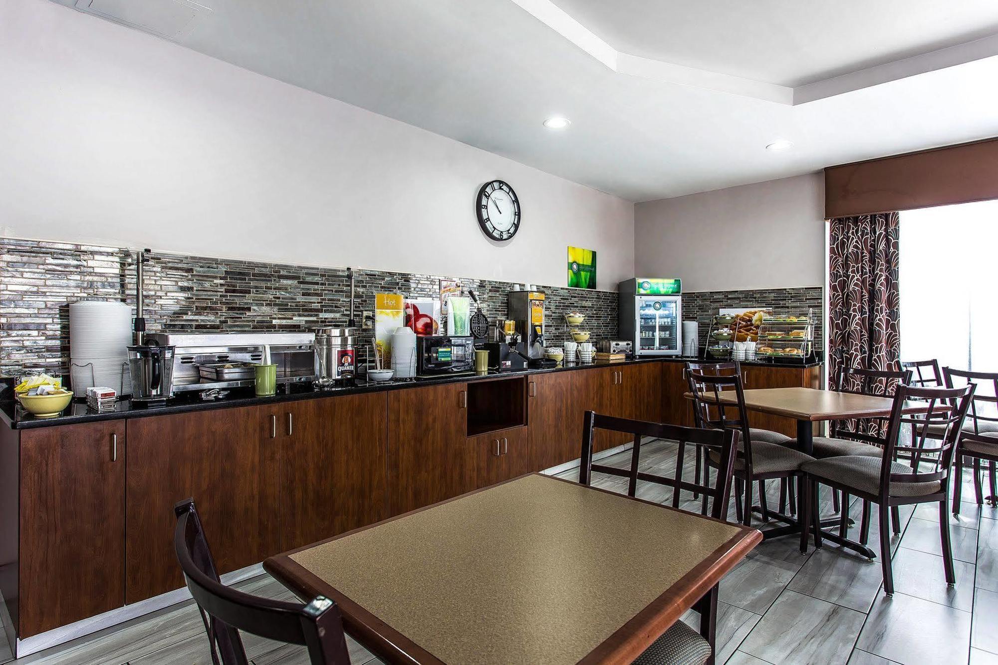 Quality Inn & Suites Бенсалем Экстерьер фото
