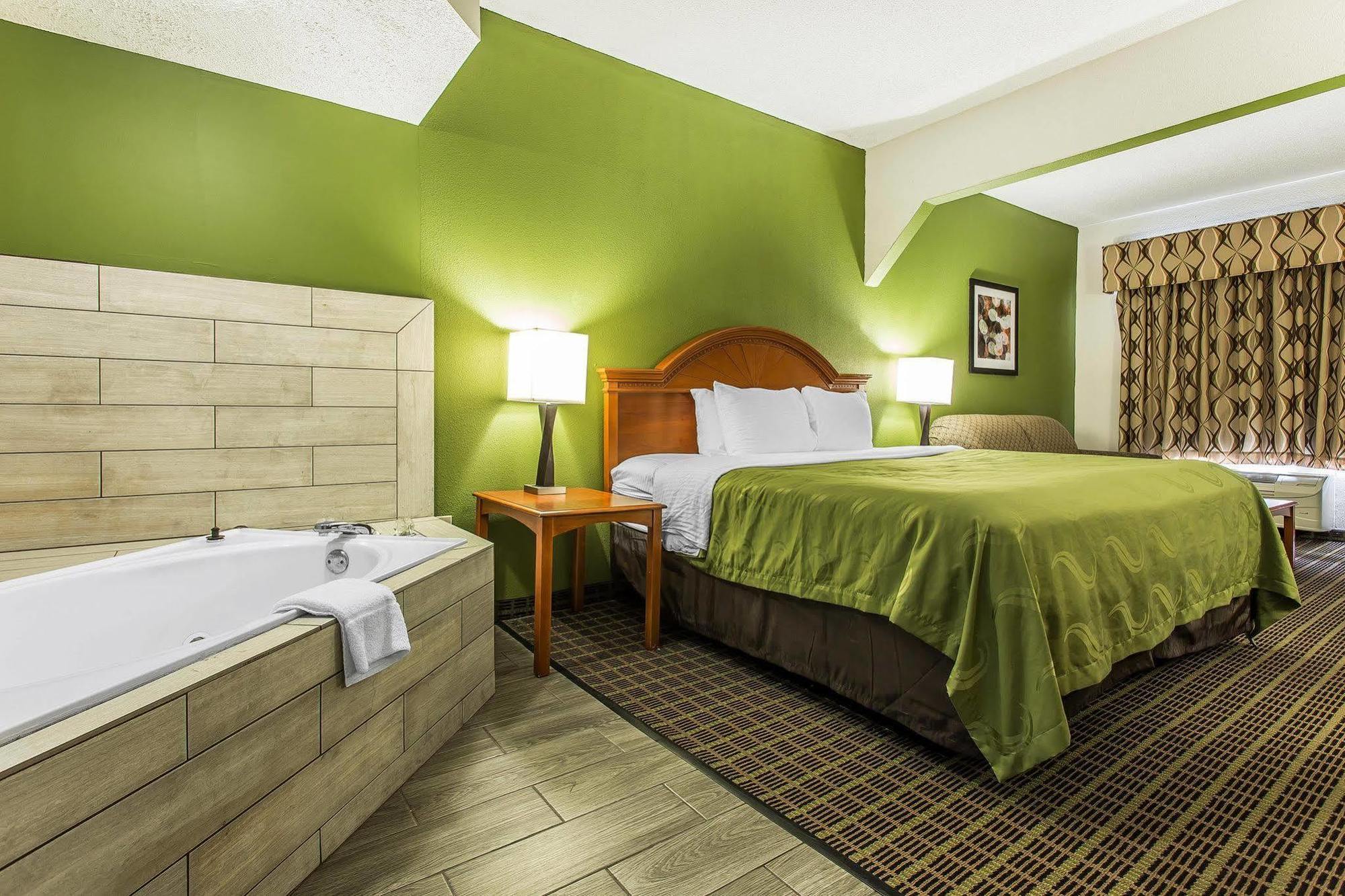 Quality Inn & Suites Бенсалем Экстерьер фото