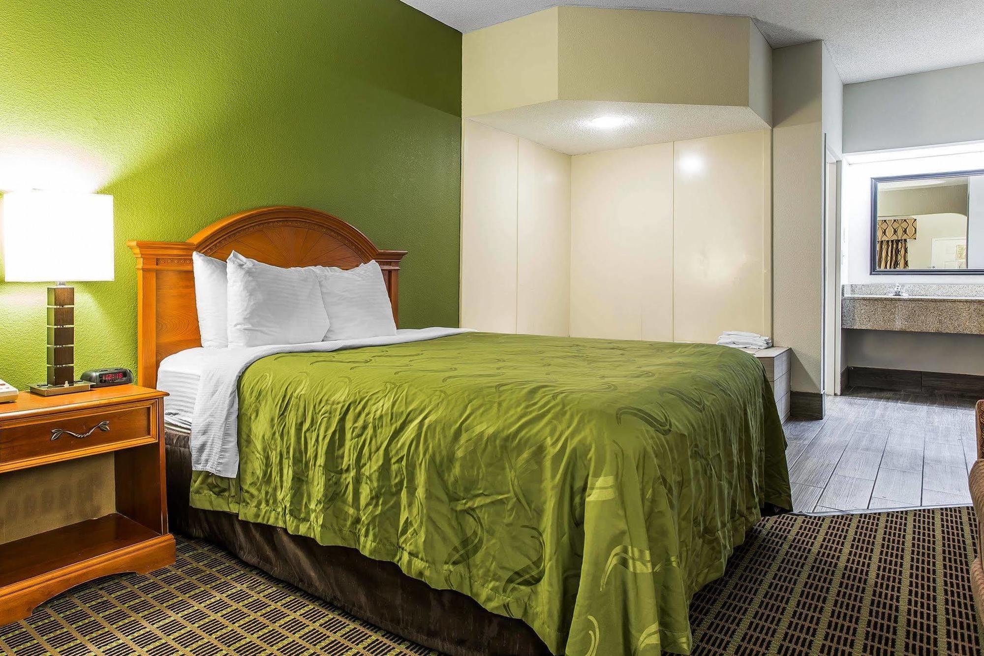 Quality Inn & Suites Бенсалем Экстерьер фото