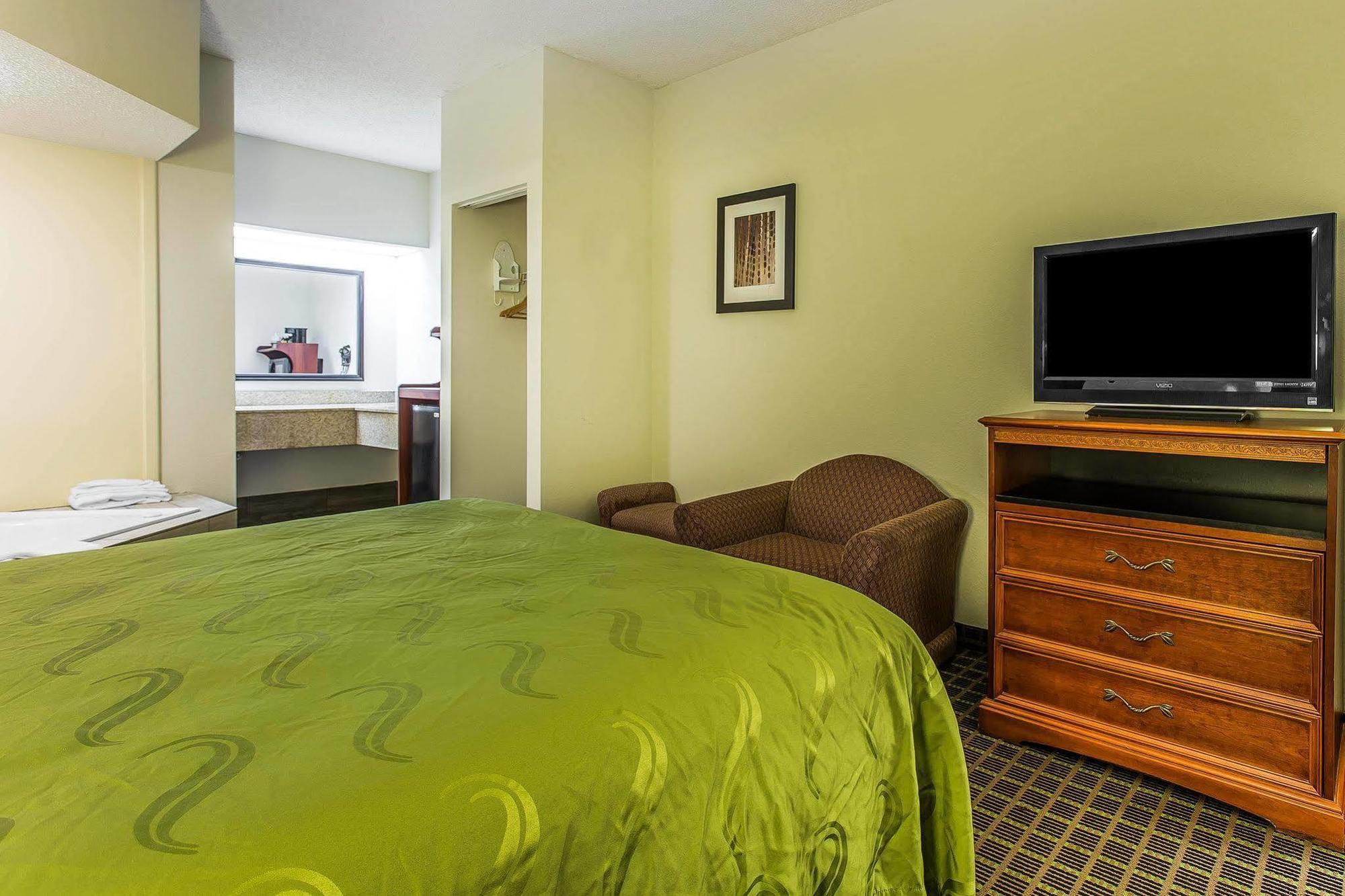Quality Inn & Suites Бенсалем Экстерьер фото